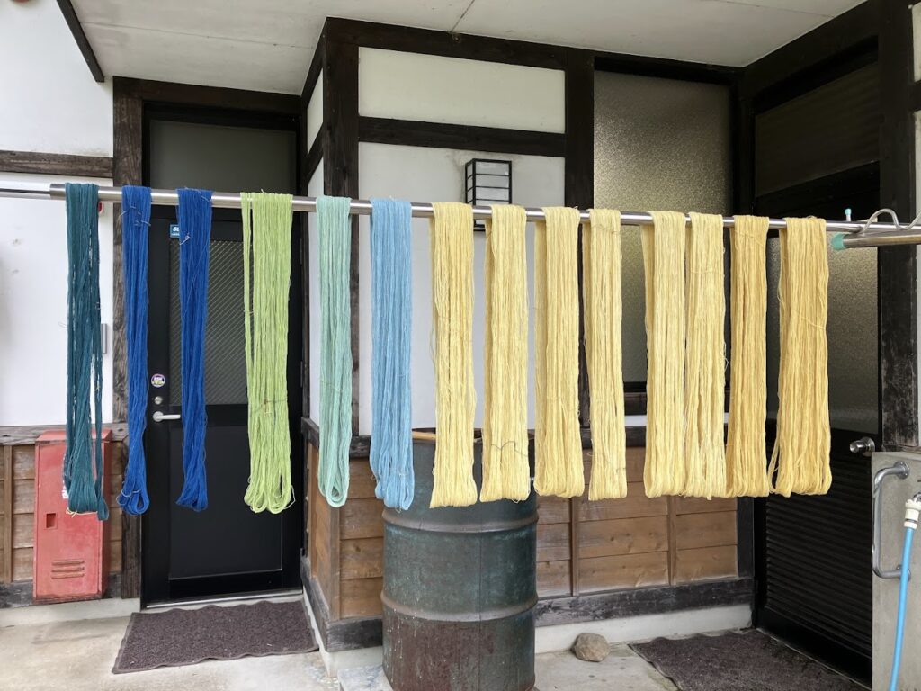 染めた糸を干す