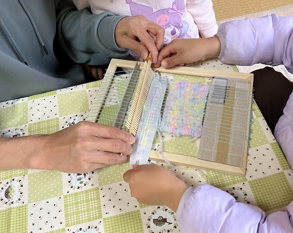 ミニ手織り機で体験