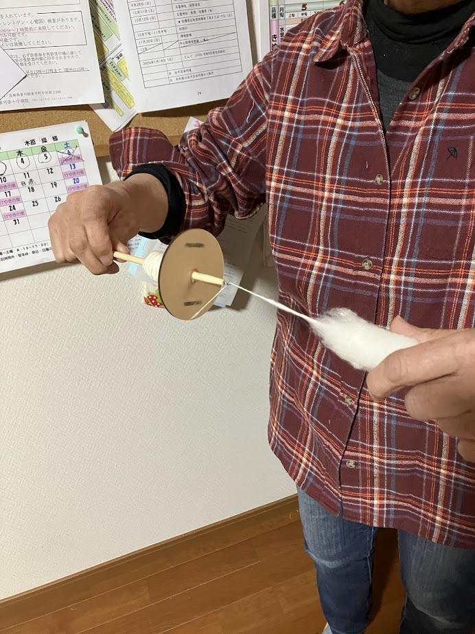 スピンドルによる糸紡ぎ